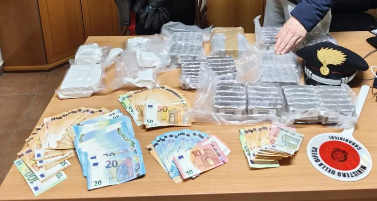 Castrovillari, scende dall’autobus con una valigia: arrestato 30enne con cocaina e hashish\n