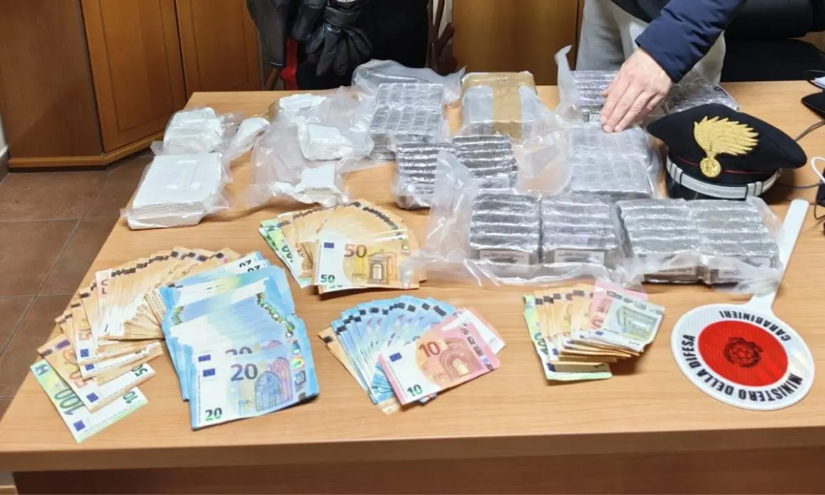 Castrovillari, scende dall’autobus con una valigia: arrestato 30enne con cocaina e hashish\n