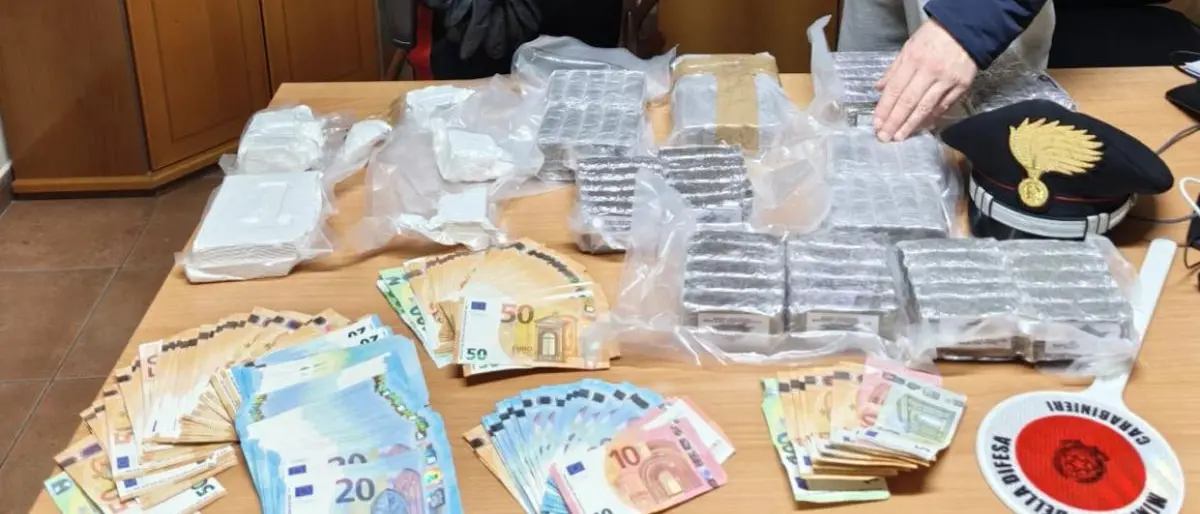 Castrovillari, scende dall’autobus con una valigia: arrestato 30enne con cocaina e hashish\n