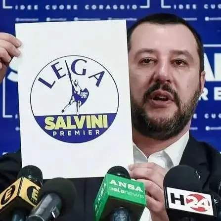 Lega, il simbolo cambia: verso l’addio alla scritta “Salvini premier”. Si apre la riflessione sul dopo-Salvini\n