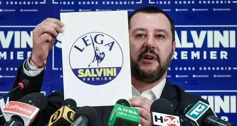 Lega, il simbolo cambia: verso l’addio alla scritta “Salvini premier”. Si apre la riflessione sul dopo-Salvini\n