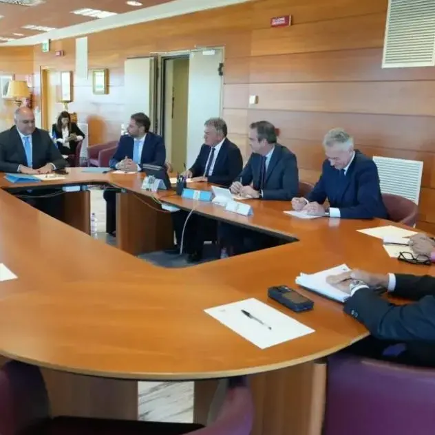 Trasporti in Calabria, la Giunta approva l’aggiornamento del Piano regionale. Si cercano risorse per garantire i voli Crotone-Fiumicino\n