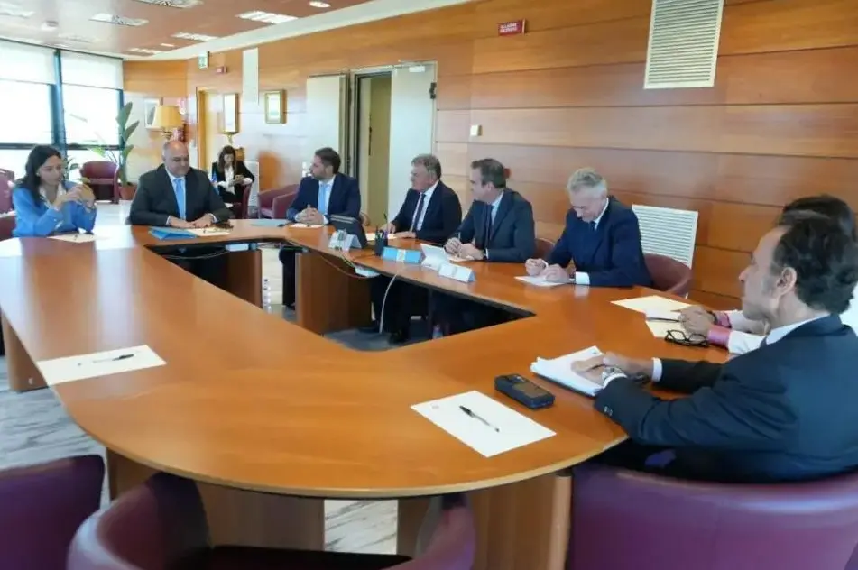 Trasporti in Calabria, la Giunta approva l’aggiornamento del Piano regionale. Si cercano risorse per garantire i voli Crotone-Fiumicino\n