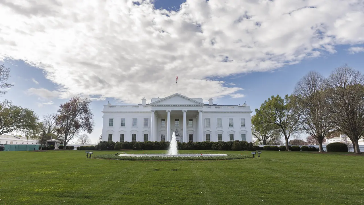 Guerra in Iran, lotta di potere alla Casa Bianca con Trump che oscilla tra «guerra finita» e «ci vorrà tempo»\n