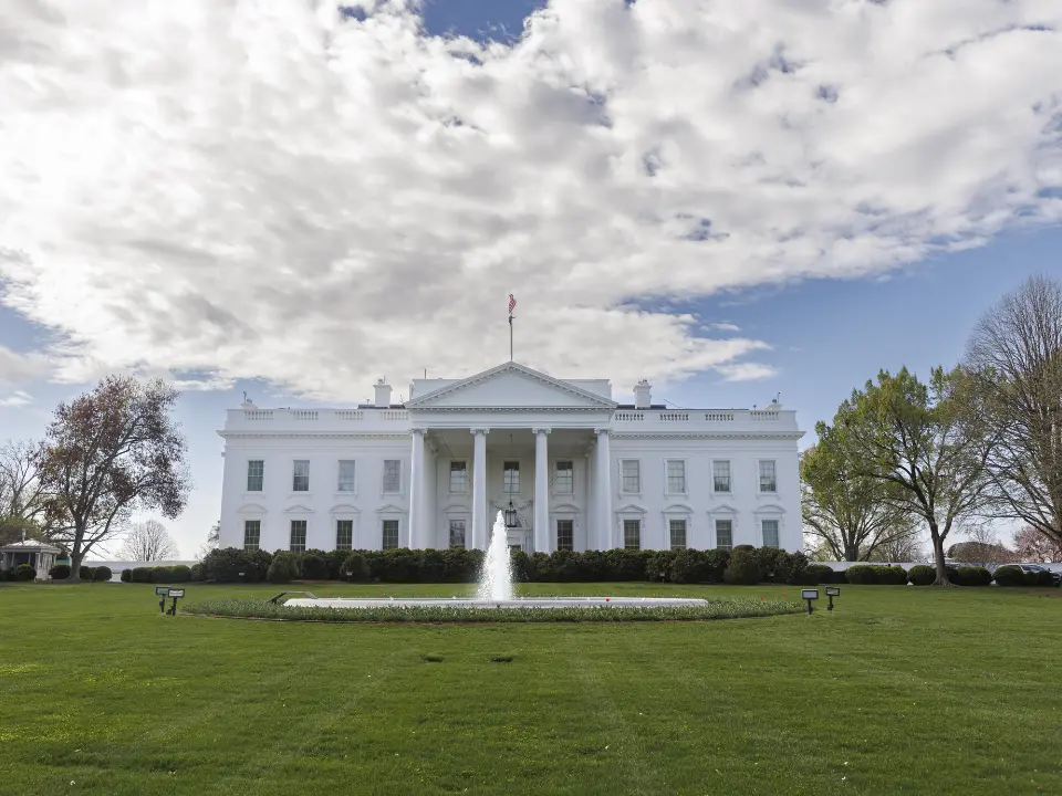 Guerra in Iran, lotta di potere alla Casa Bianca con Trump che oscilla tra «guerra finita» e «ci vorrà tempo»