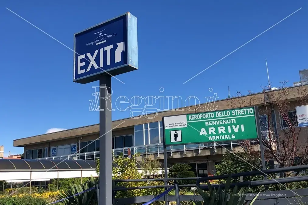 Aeroporto dello Stretto, i 5 Stelle contro Occhiuto: «Violato lo spazio aereo con i droni per il suo video promozionale»\n