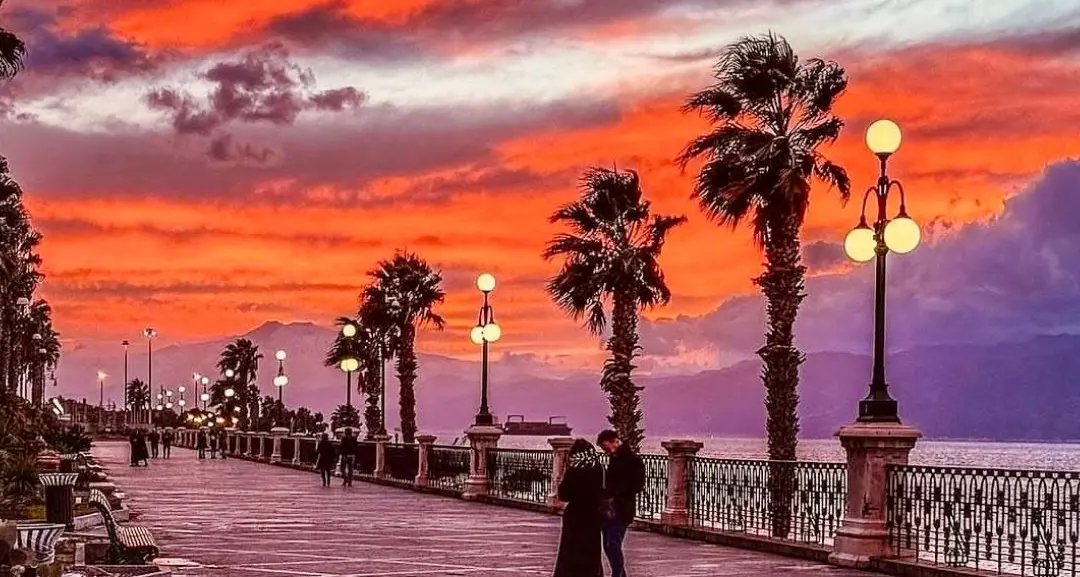 Sussurri al tramonto sul lungomare\n