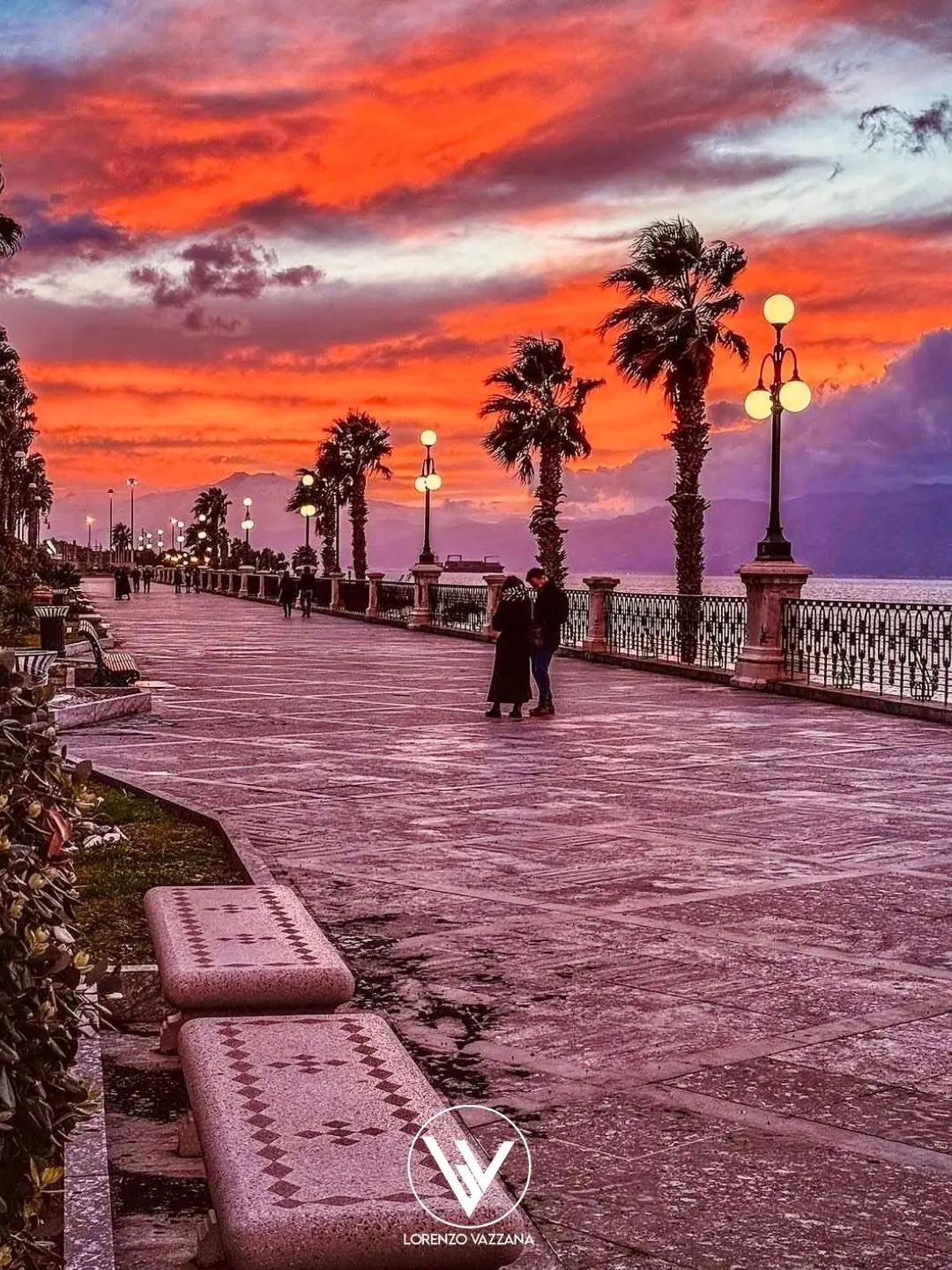 Sussurri al tramonto sul lungomare\n