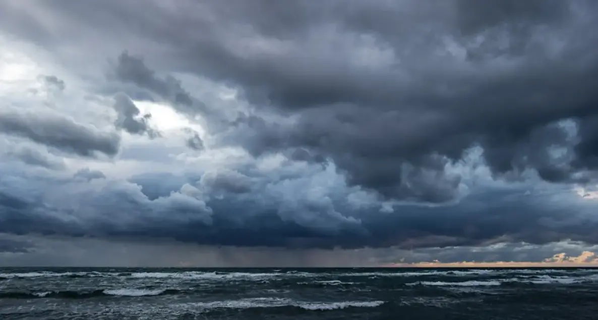 Calabria, nuovo ciclone alle porte con nubifragi, venti\u00A0fino a 100 km/h e mareggiate: ecco quando (e dove) colpirà\n