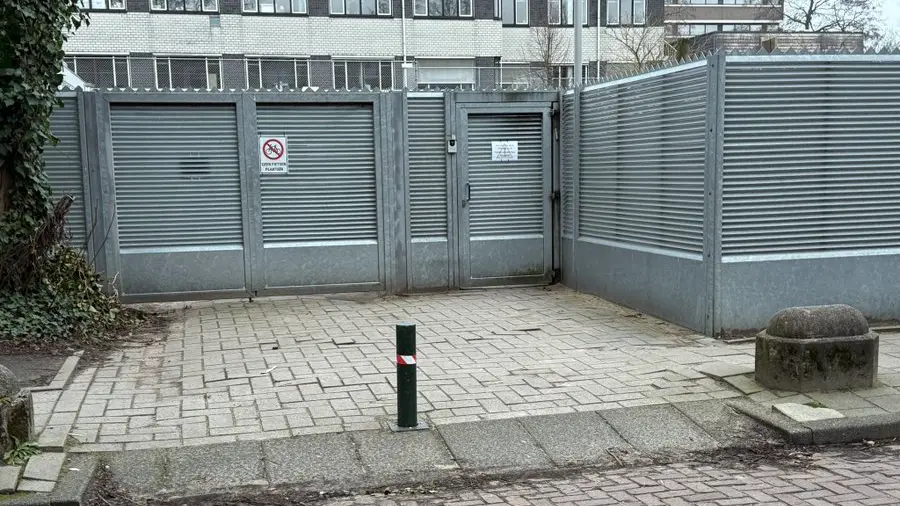 <p>La scuola oggetto dell'attacco ad Amsterdam (foto da X)</p>\\n