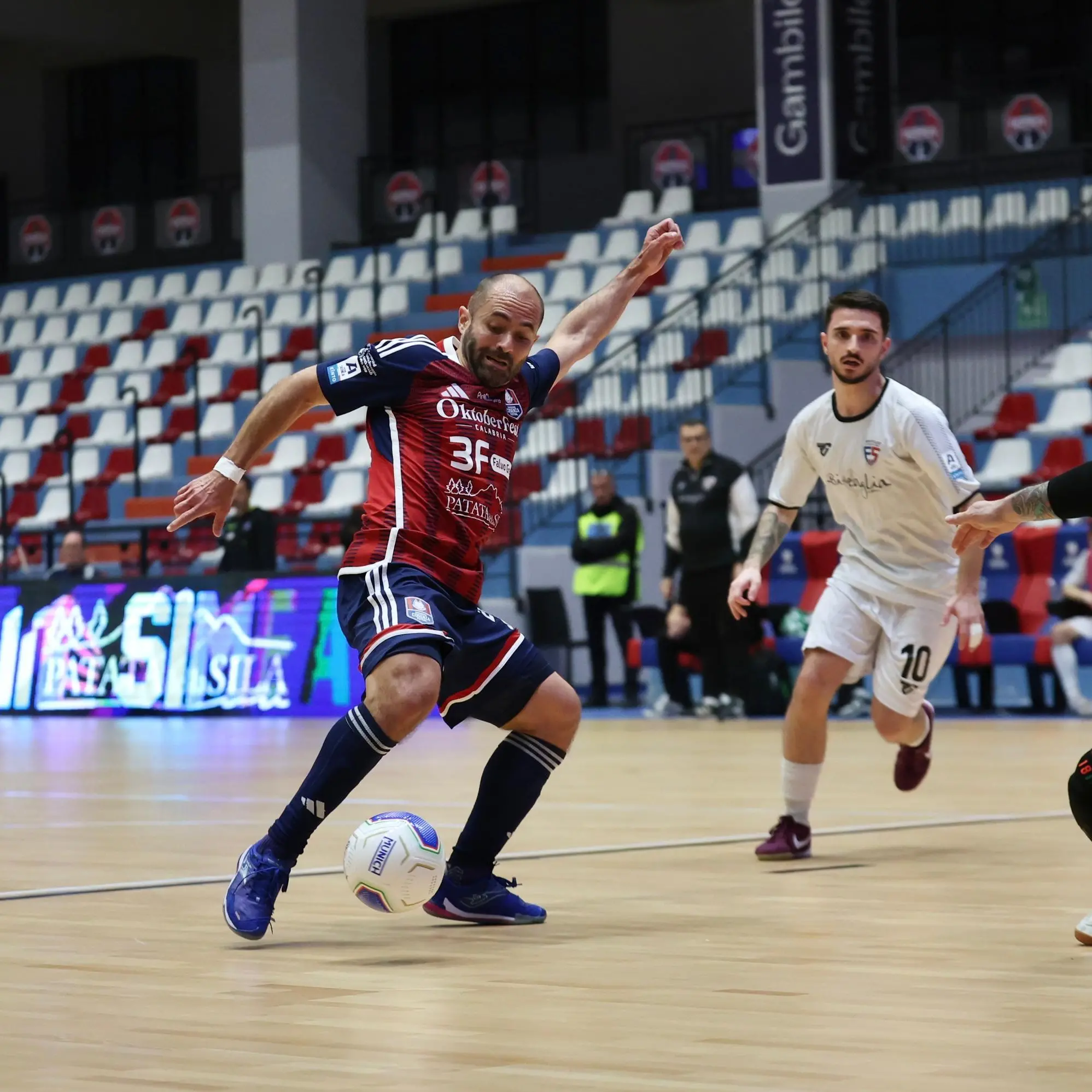 Pirossigeno Cosenza, trionfo al fotofinish contro la Fortitudo Pomezia: i lupi del futsal vincono 2-1\n