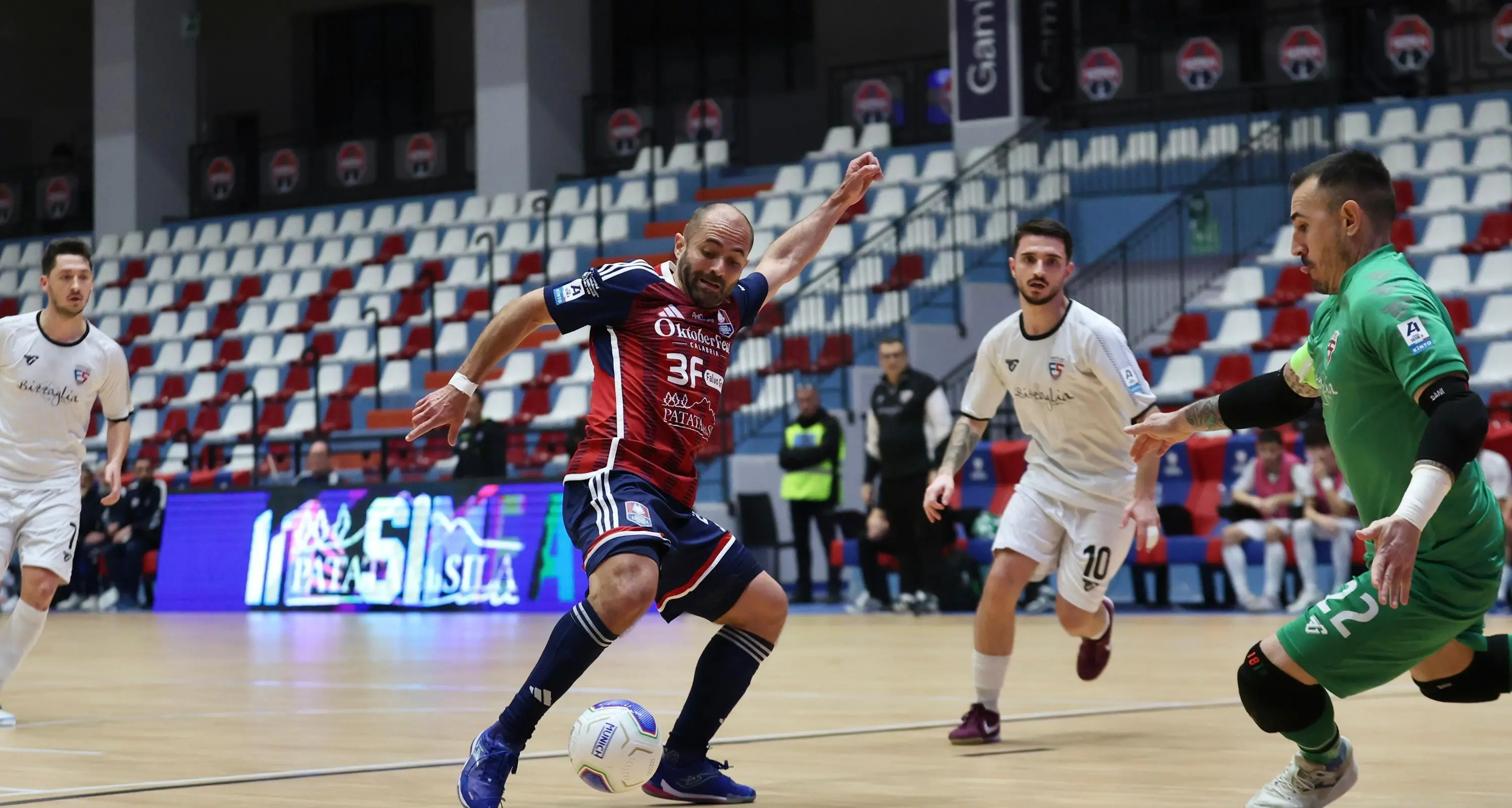 Pirossigeno Cosenza, trionfo al fotofinish contro la Fortitudo Pomezia: i lupi del futsal vincono 2-1\n