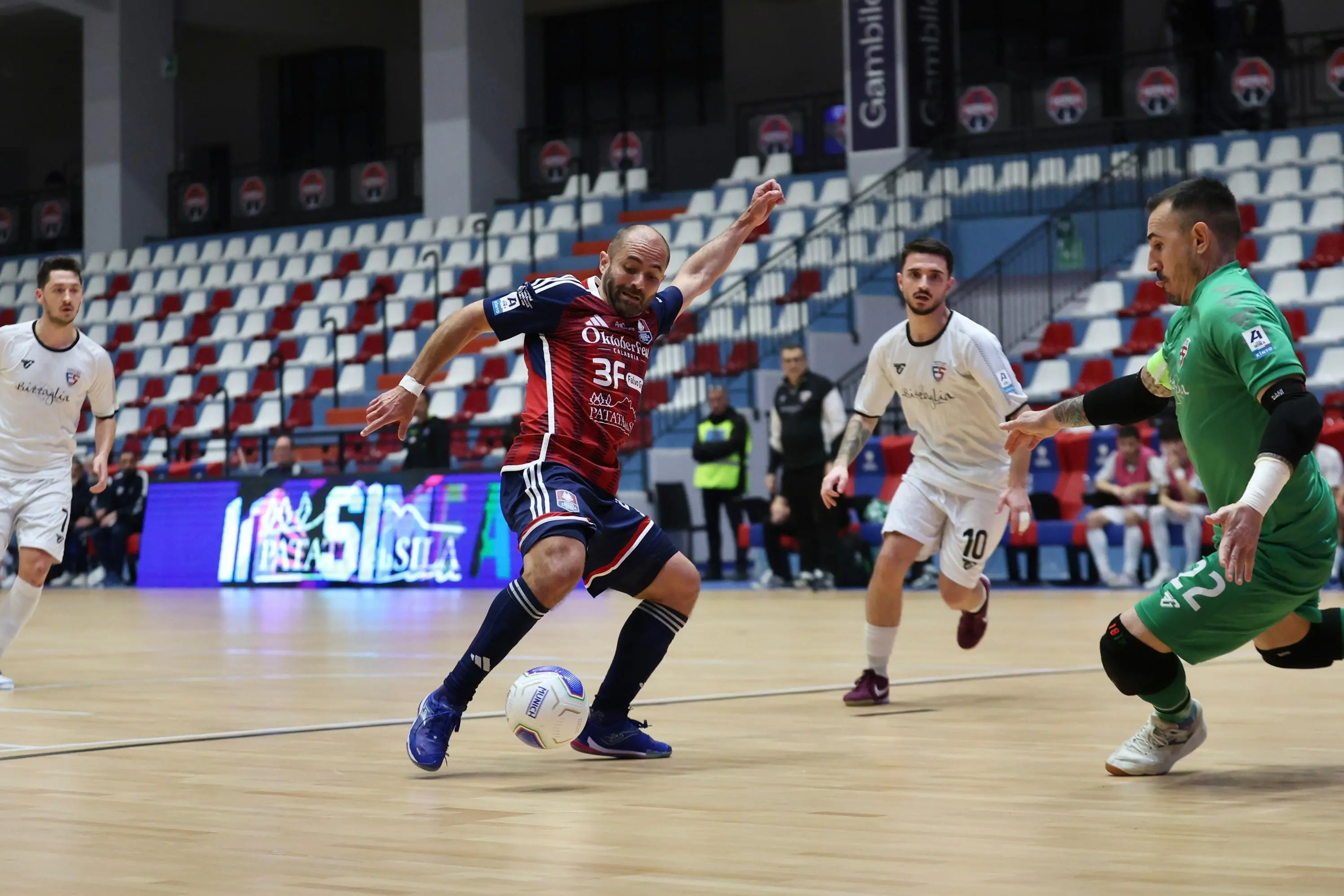 Pirossigeno Cosenza, trionfo al fotofinish contro la Fortitudo Pomezia: i lupi del futsal vincono 2-1\n