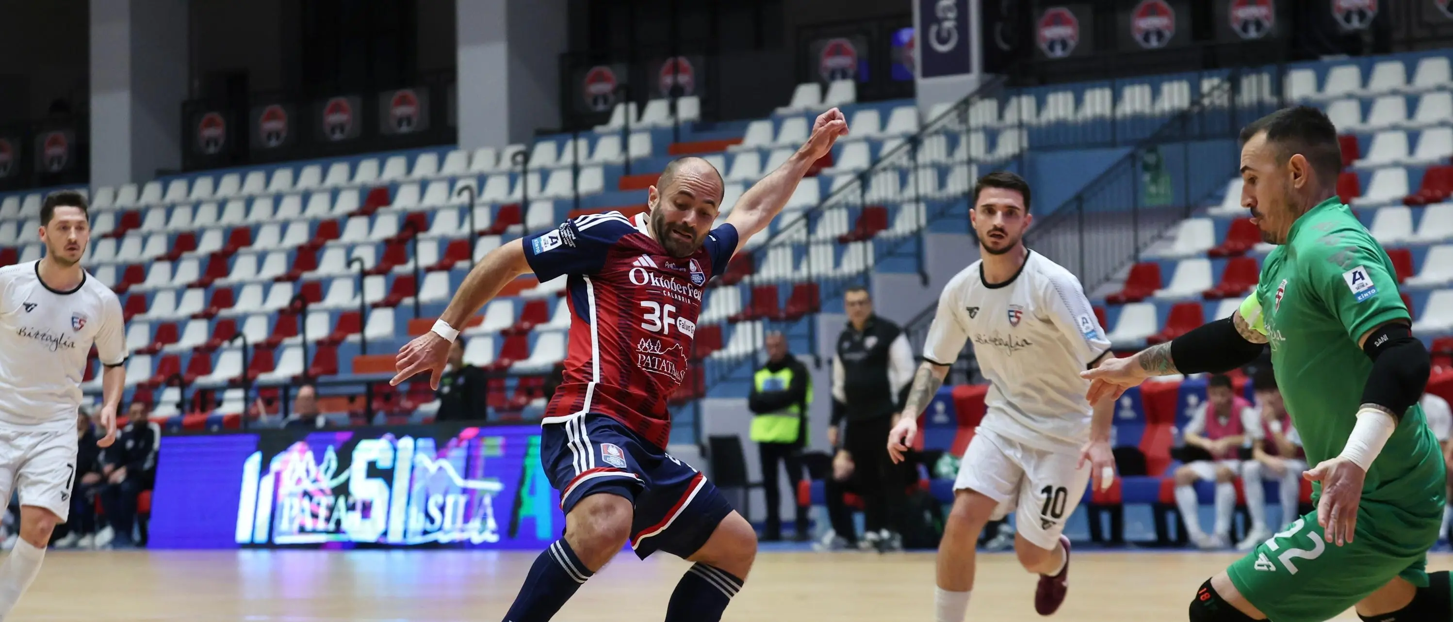Pirossigeno Cosenza, trionfo al fotofinish contro la Fortitudo Pomezia: i lupi del futsal vincono 2-1\n