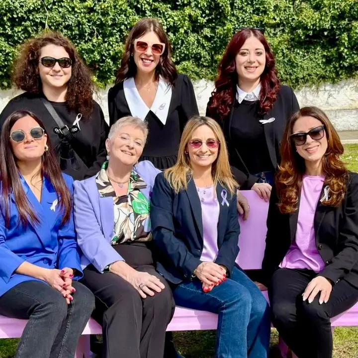 Castrolibero, disturbi alimentari: confronto con gli studenti e inaugurazione della panchina lilla\n