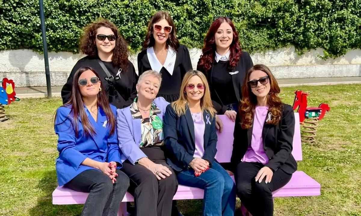 Castrolibero, disturbi alimentari: confronto con gli studenti e inaugurazione della panchina lilla\n