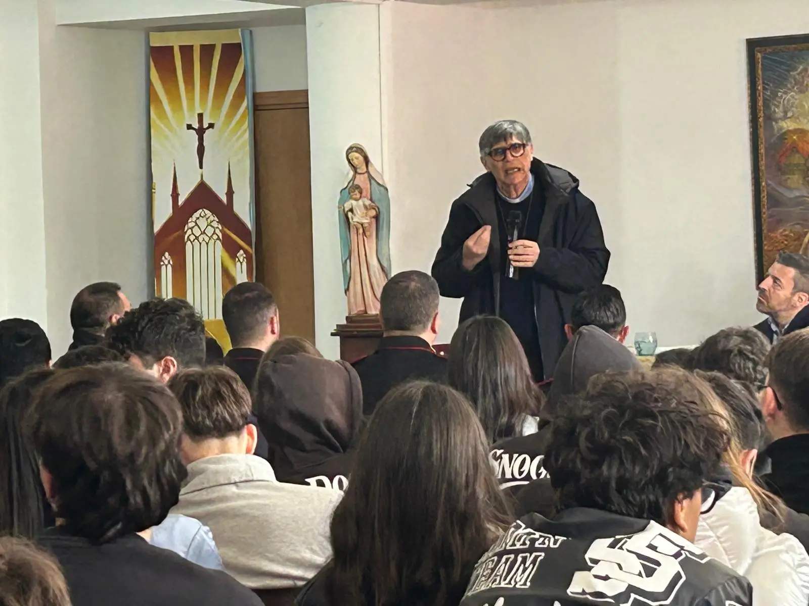 Don Maurizio Patriciello ai giovani di Soveria Mannelli: «Lottate per la vostra libertà e non tacete mai sulla verità»