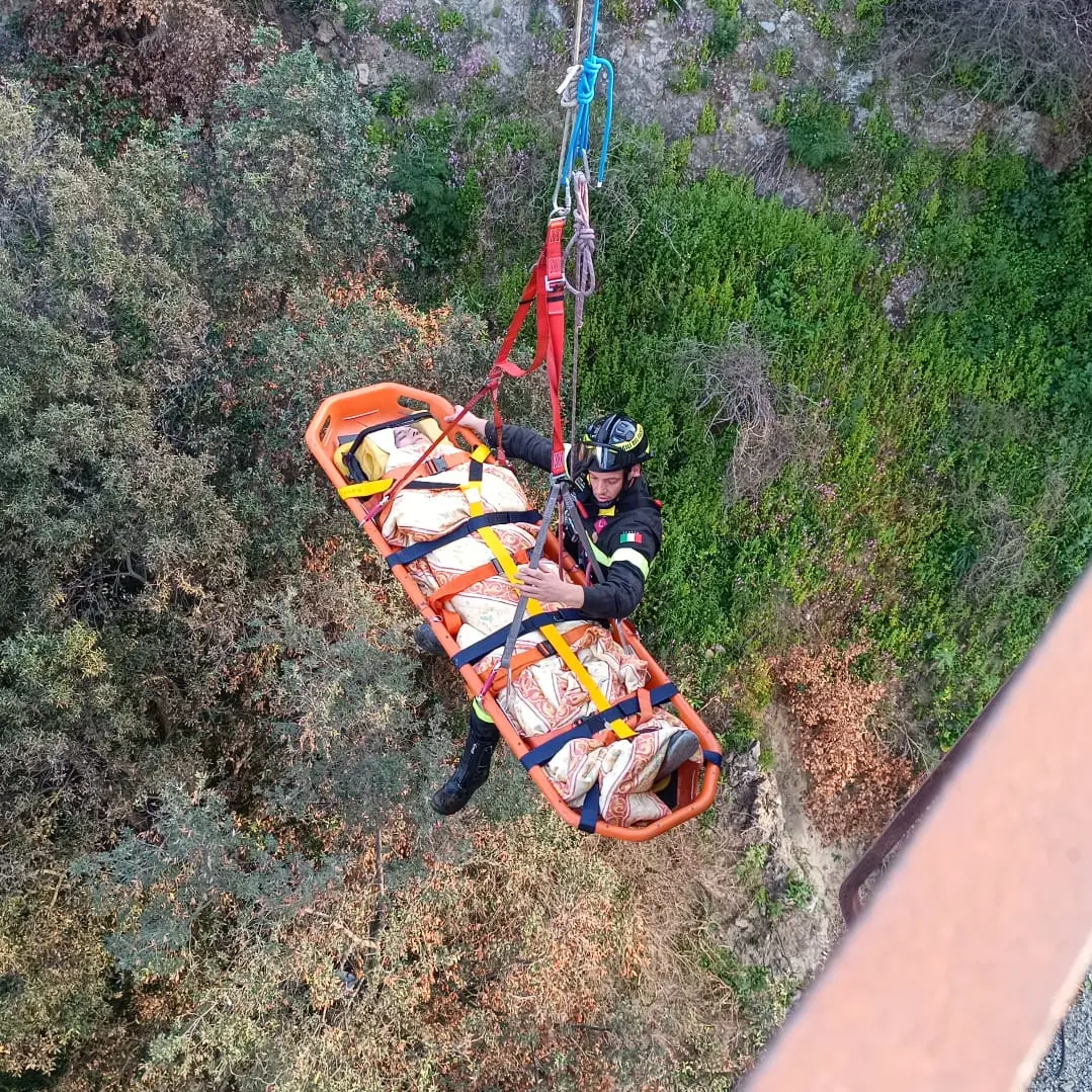 Roccella Ionica, uomo precipita in un dirupo di 40 metri: salvato dai Vigili del Fuoco dopo ore di lavoro\n