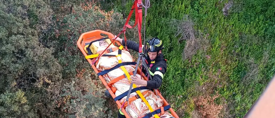 Roccella Ionica, uomo precipita in un dirupo di 40 metri: salvato dai Vigili del Fuoco dopo ore di lavoro\n