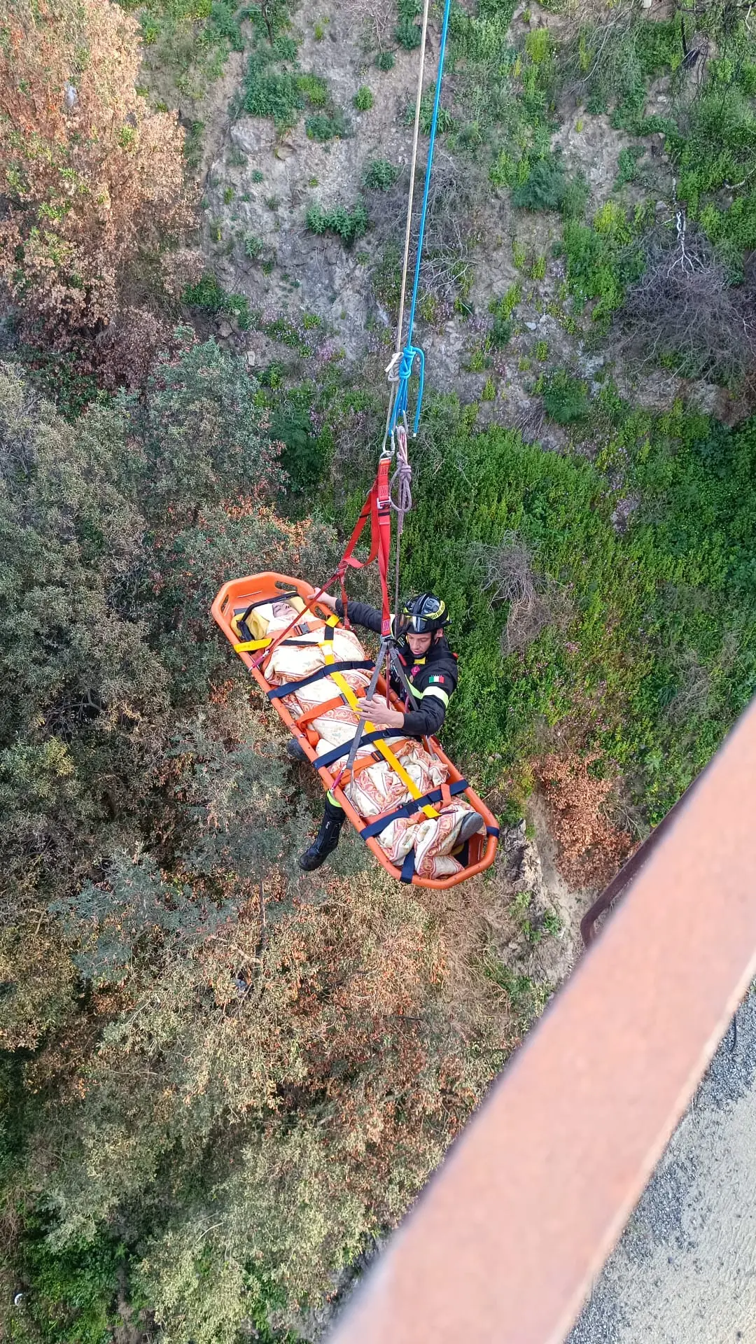 Roccella Ionica, uomo precipita in un dirupo di 40 metri: salvato dai Vigili del Fuoco dopo ore di lavoro\n
