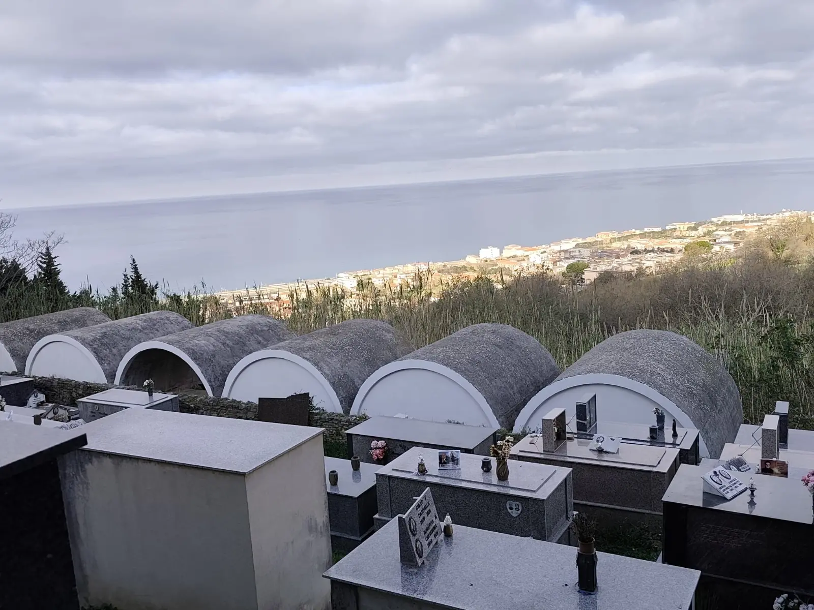 Cimitero di Fuscaldo, ripartono i lavori: riqualificazione dei locali del custode e nuovi loculi nella “nuova area”\n