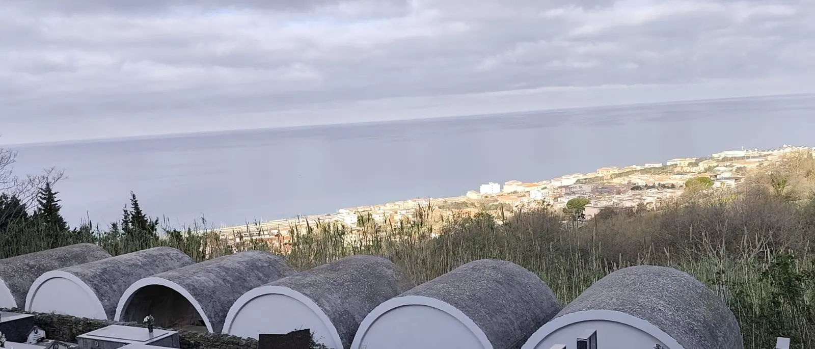 Cimitero di Fuscaldo, ripartono i lavori: riqualificazione dei locali del custode e nuovi loculi nella “nuova area”\n