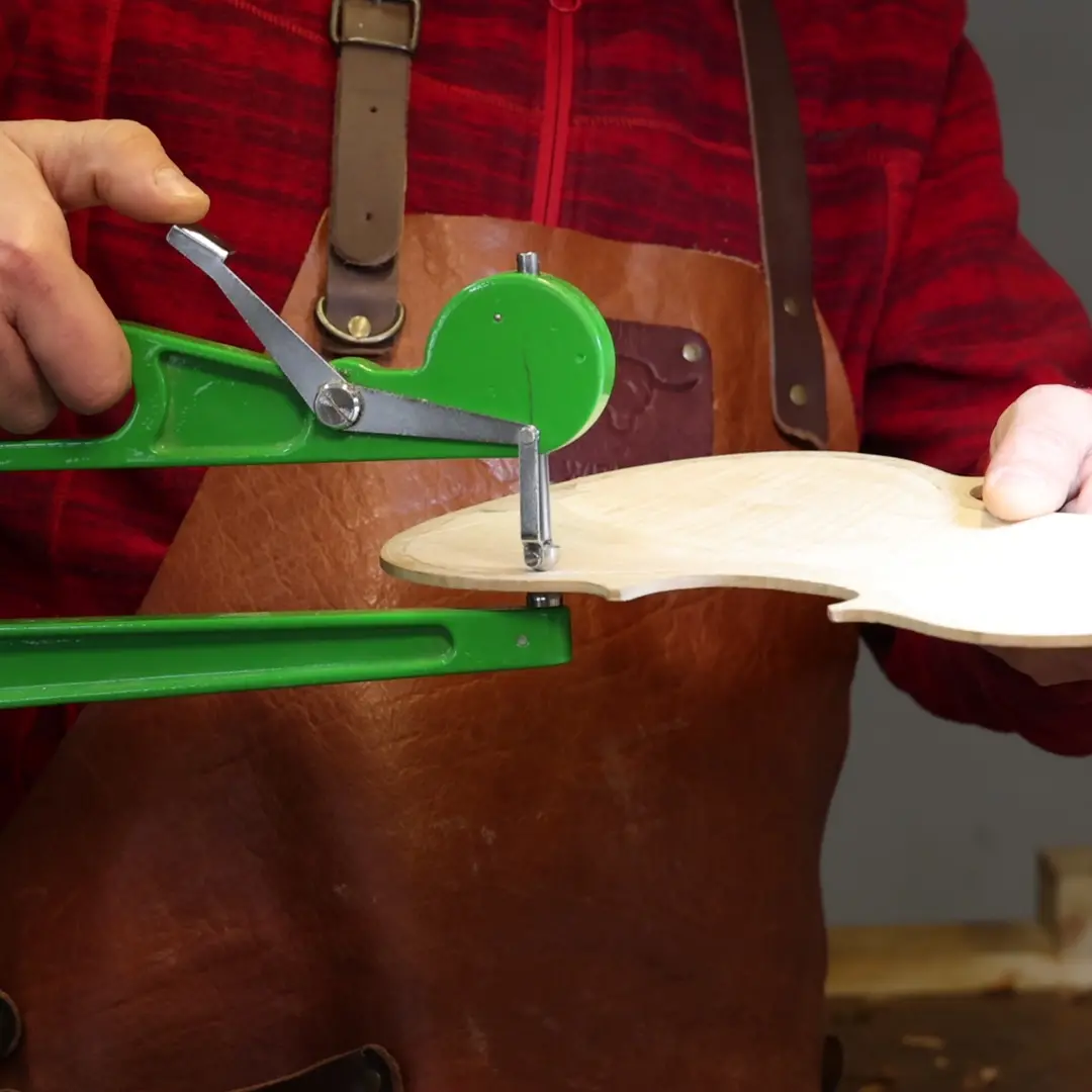 La bottega dove il legno diventa musica: il viaggio nella liuteria di Vincenzo Piazzetta a Lamezia Terme\n