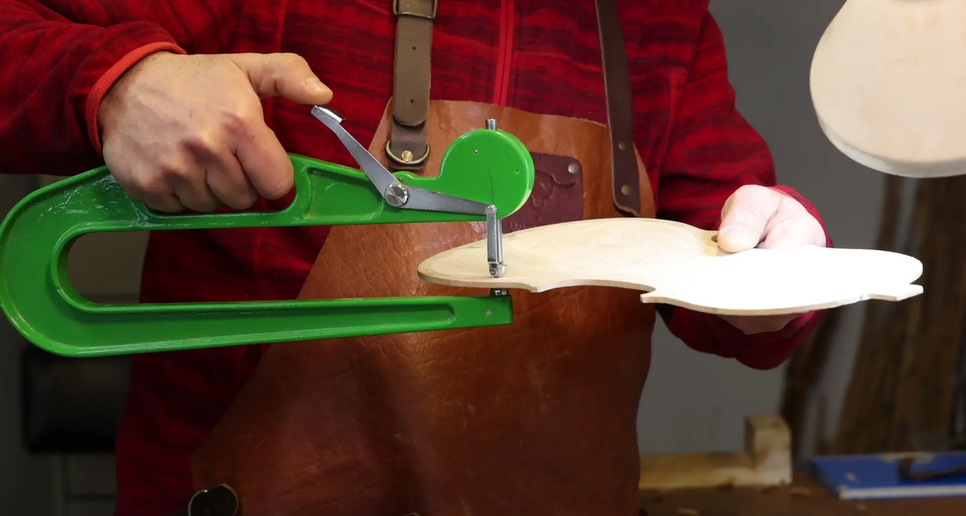 La bottega dove il legno diventa musica: il viaggio nella liuteria di Vincenzo Piazzetta a Lamezia Terme\n