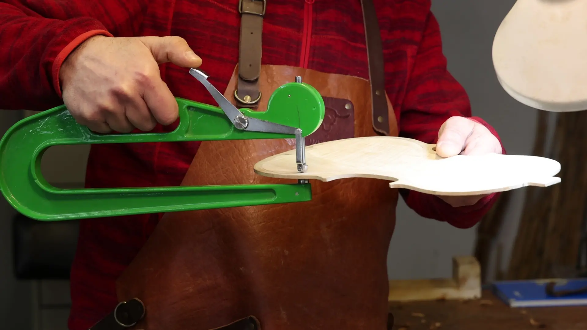 La bottega dove il legno diventa musica: il viaggio nella liuteria di Vincenzo Piazzetta a Lamezia Terme\n