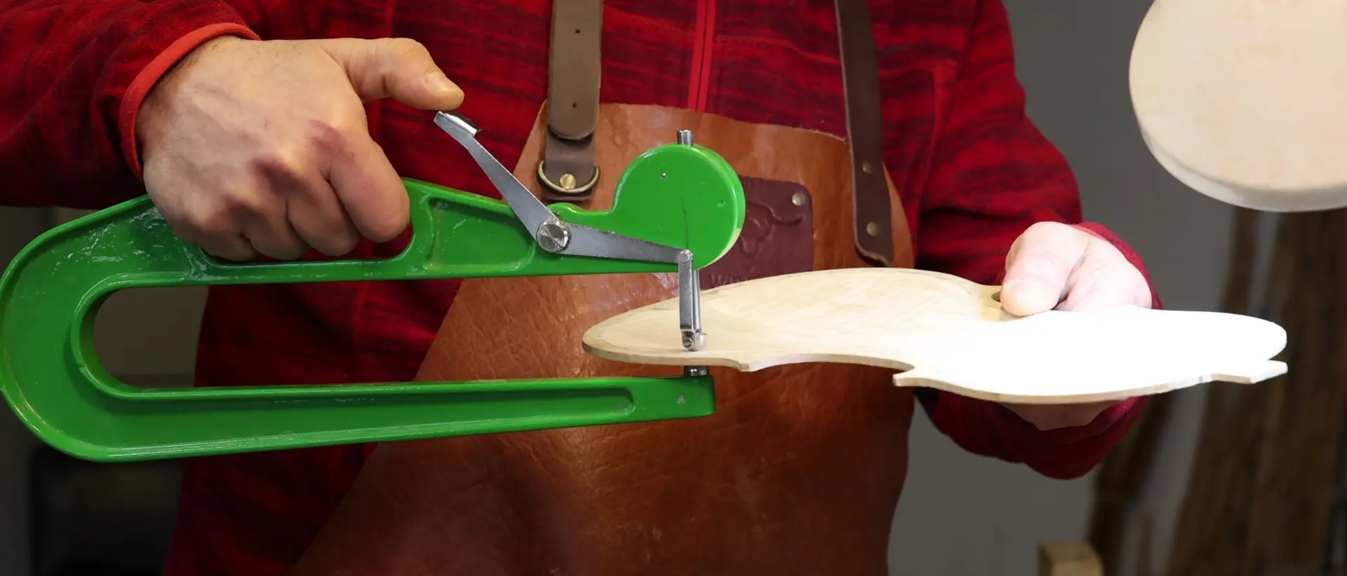 La bottega dove il legno diventa musica: il viaggio nella liuteria di Vincenzo Piazzetta a Lamezia Terme\n