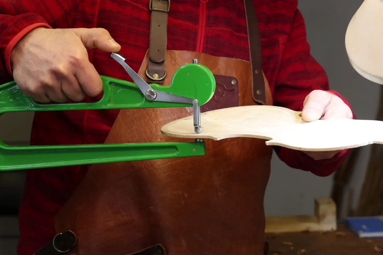 La bottega dove il legno diventa musica: il viaggio nella liuteria di Vincenzo Piazzetta a Lamezia Terme\n