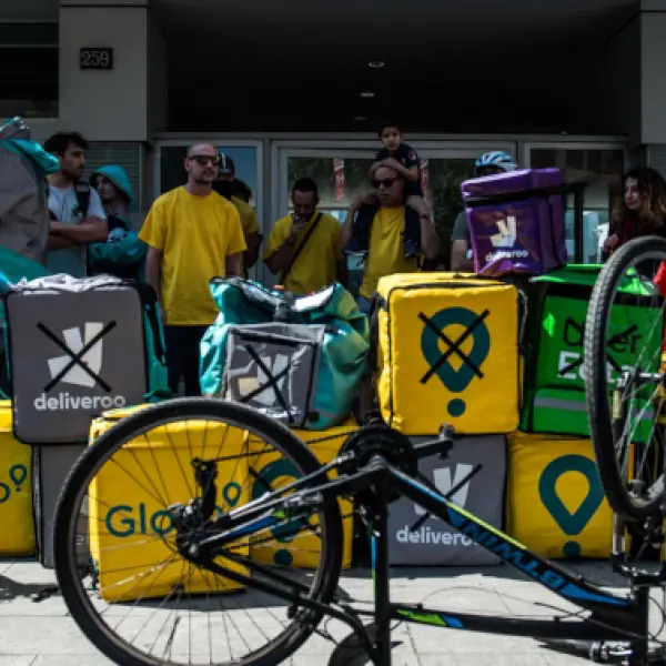 Rider, presidio sul corso Garibaldi a Reggio: «Basta cottimo, servono salario e diritti»\n