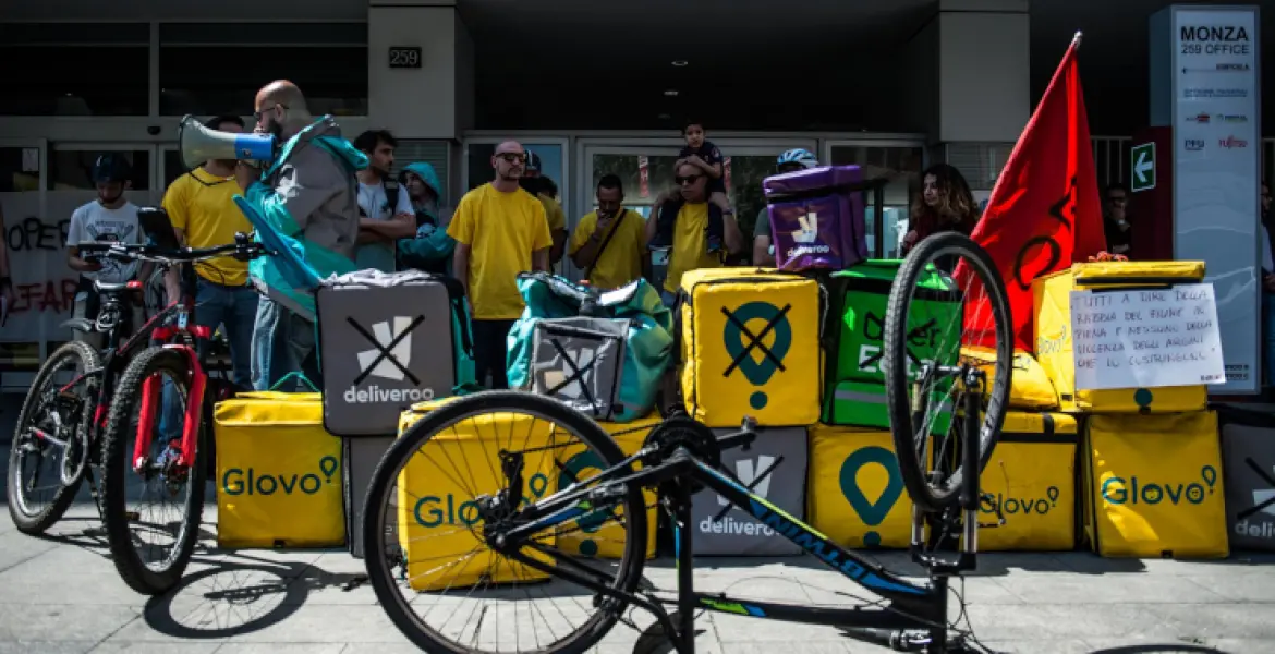 Rider, presidio sul corso Garibaldi a Reggio: «Basta cottimo, servono salario e diritti»\n
