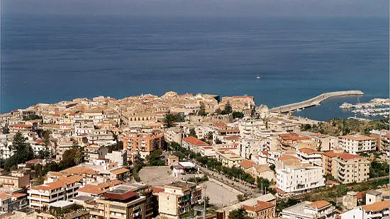 <p>Una veduta di Tropea</p>\\n