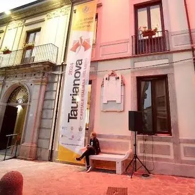 Giornata della Poesia, Taurianova inaugura la “Via dei Poeti” intorno alla biblioteca\n