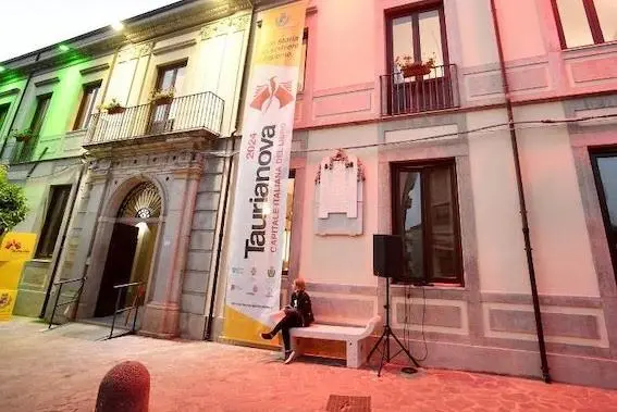 Giornata della Poesia, Taurianova inaugura la “Via dei Poeti” intorno alla biblioteca\n
