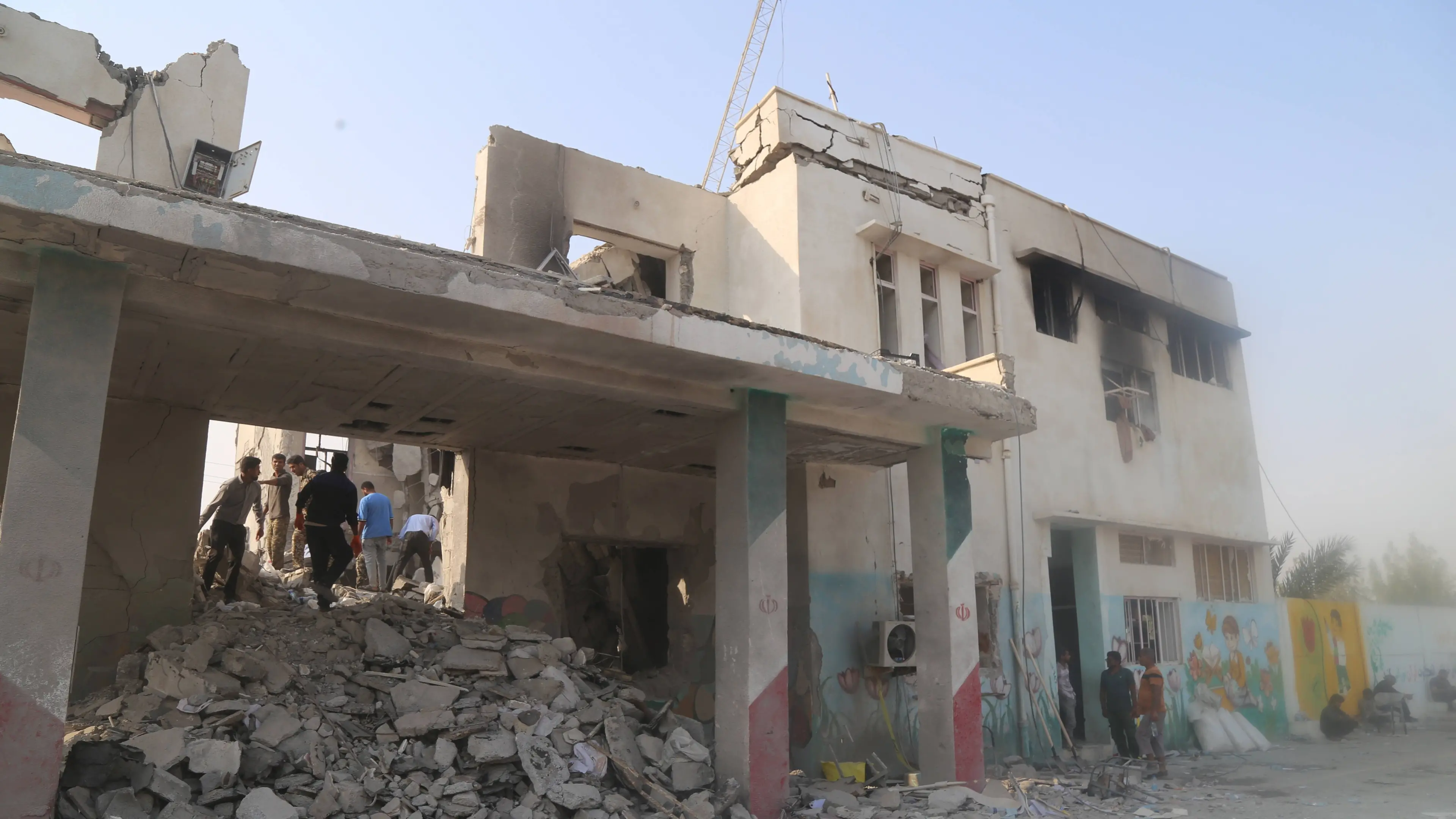 <p>Soccorsi in azione sulla scuola elementare di Minab dopo l'attacco Usa</p>\\n , CHINE NOUVELLE/SIPA