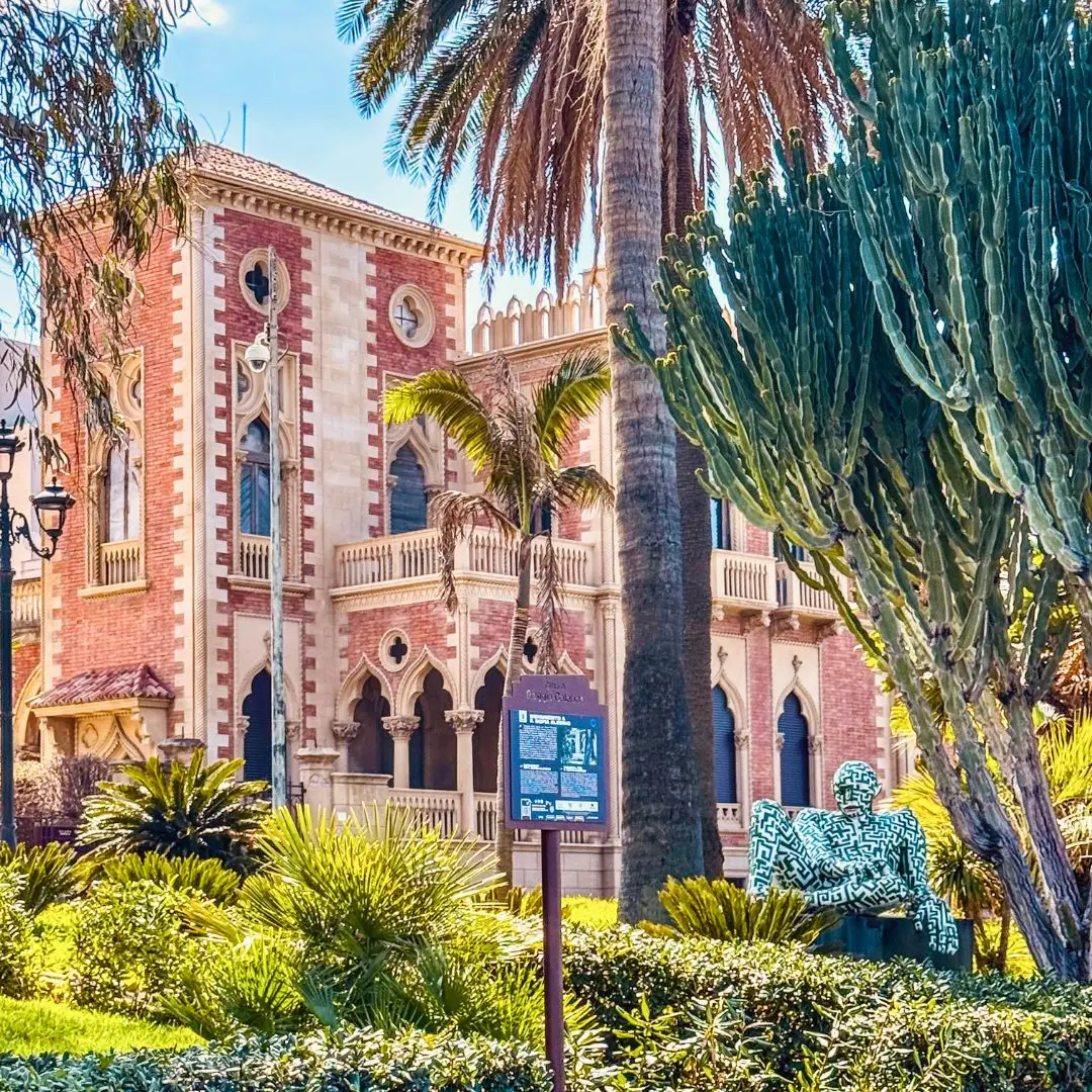 Tra cielo e labirinti: poesia sul lungomare di Reggio Calabria\n