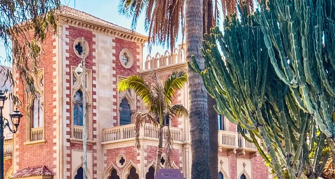 Tra cielo e labirinti: poesia sul lungomare di Reggio Calabria\n
