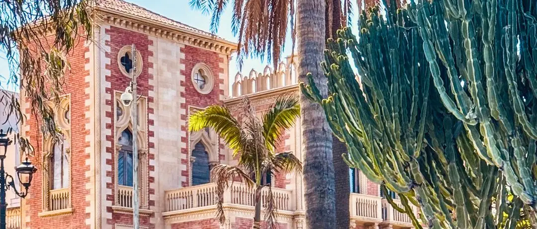 Tra cielo e labirinti: poesia sul lungomare di Reggio Calabria\n