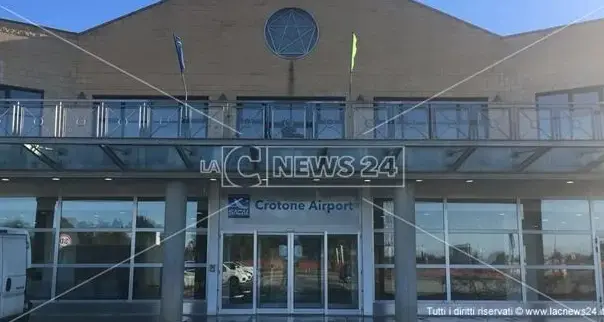 Rinnovato il collegamento Crotone-Fiumicino ma per il Comitato Aeroporto cittadino è una sconfitta:\u00A0«Paghiamo assenza dello Stato»\n