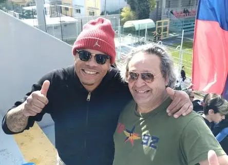 Baclet, cuore rossoblù: in curva con i tifosi del Cosenza durante la sfida di Casarano\n