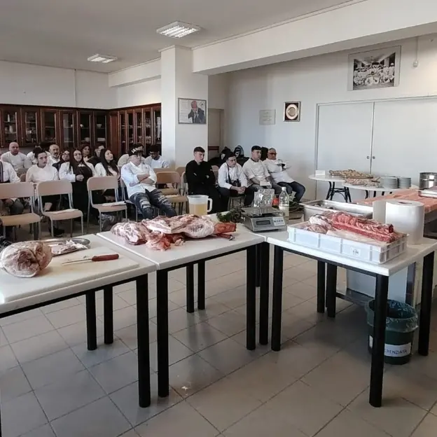 Vibo, all’Alberghiero successo per la masterclass dedicata alla carne di maiale e i suoi utilizzi in cucina\n