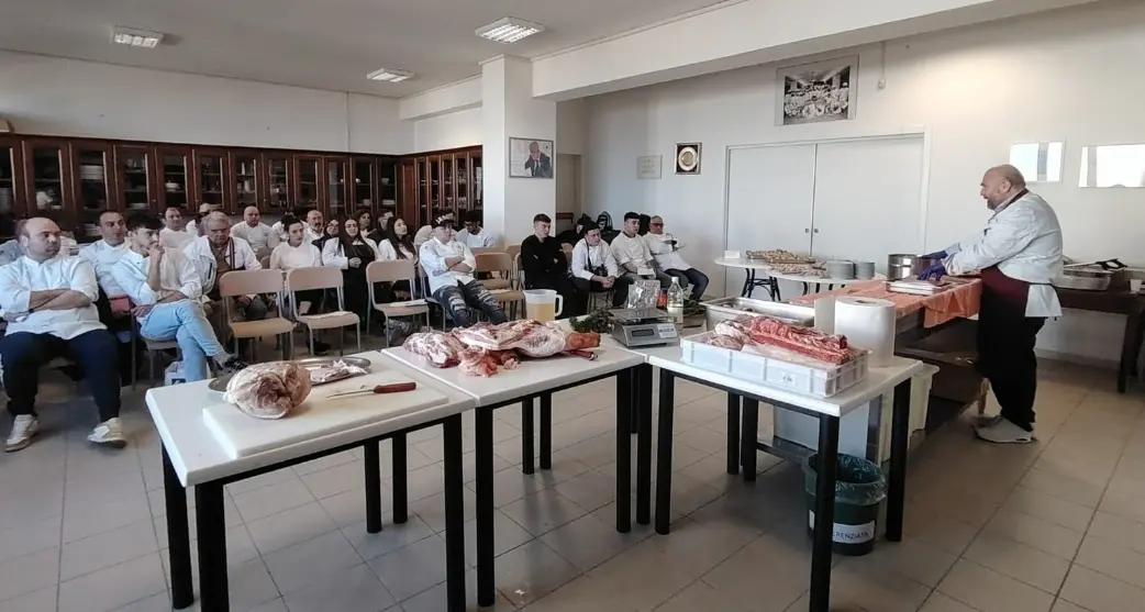 Vibo, all’Alberghiero successo per la masterclass dedicata alla carne di maiale e i suoi utilizzi in cucina\n