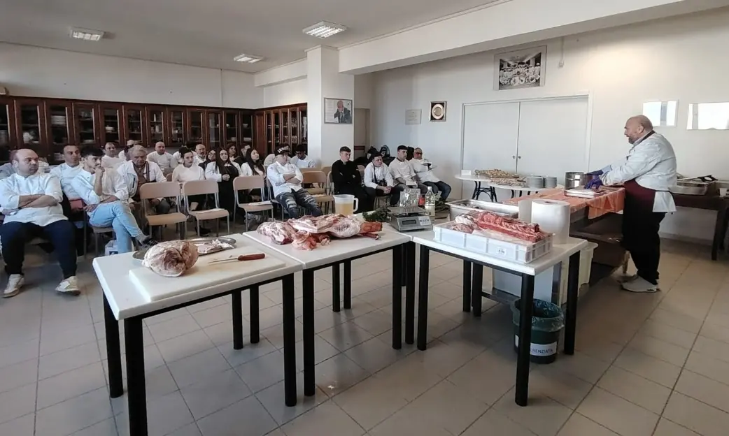 Vibo, all’Alberghiero successo per la masterclass dedicata alla carne di maiale e i suoi utilizzi in cucina\n