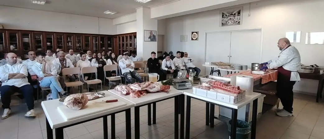 Vibo, all’Alberghiero successo per la masterclass dedicata alla carne di maiale e i suoi utilizzi in cucina\n