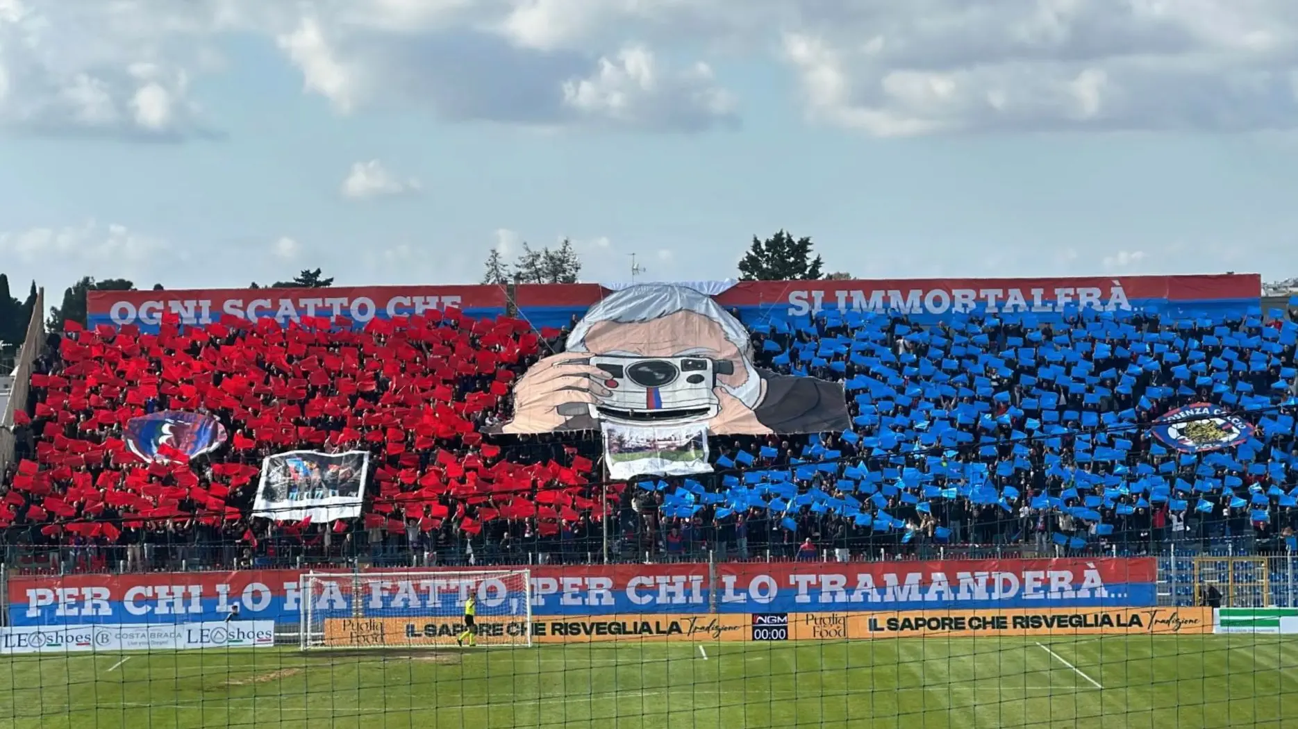 La splendida coreografia dei tifosi del Casarano