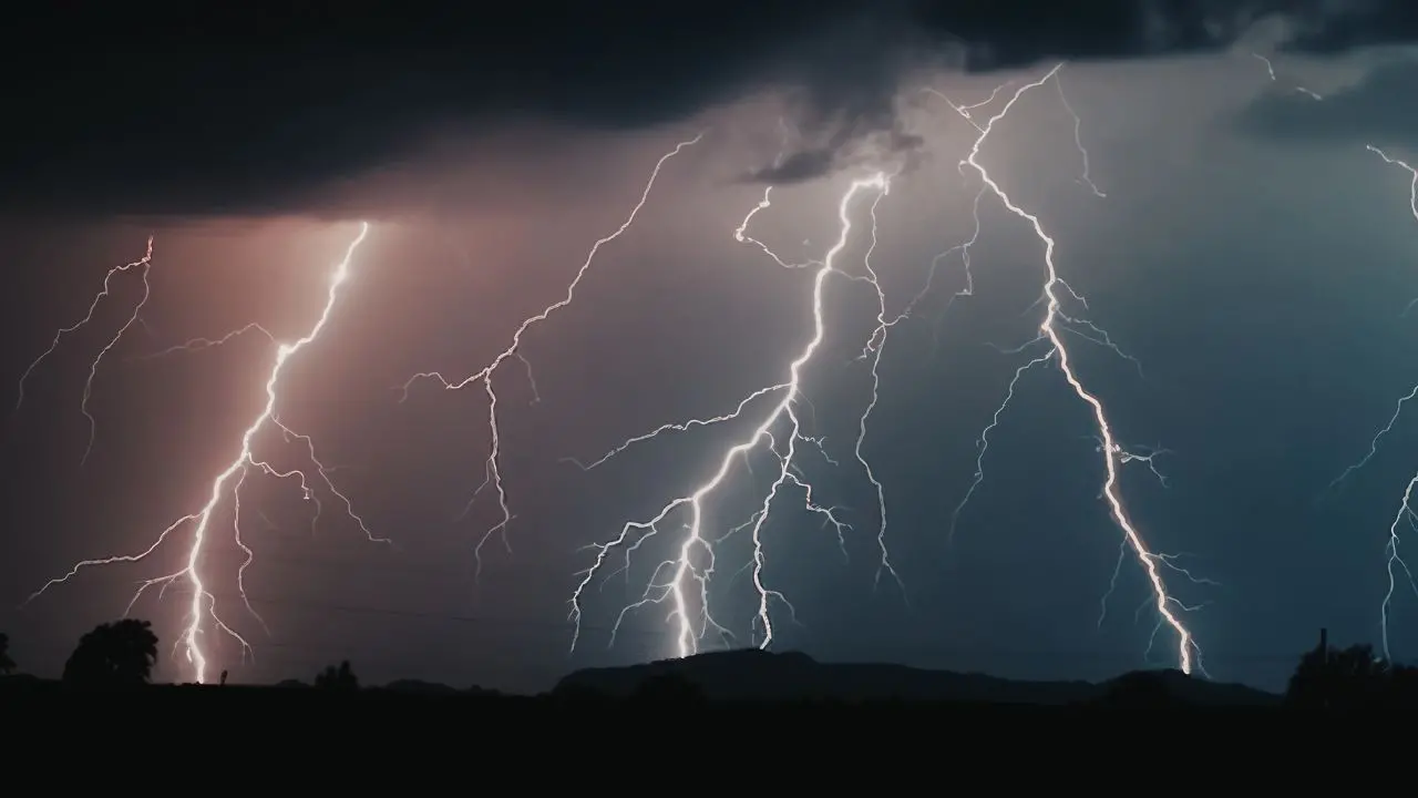 <p>Allerta arancione su tutta la Calabria per domani, in arrivo il <span style=\"color:hsl(0, 75%, 60%);\">ciclone </span>Jolinda: porterà temporali e nubifragi</p>