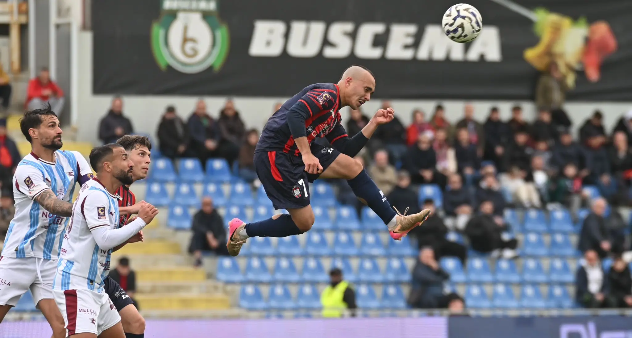 La Salernitana festeggia il terzo posto a Crotone,\u00A0decisivo Achik. I rossoblù\u00A0sprecano e cadono\u00A0allo Scida: 0-1\n