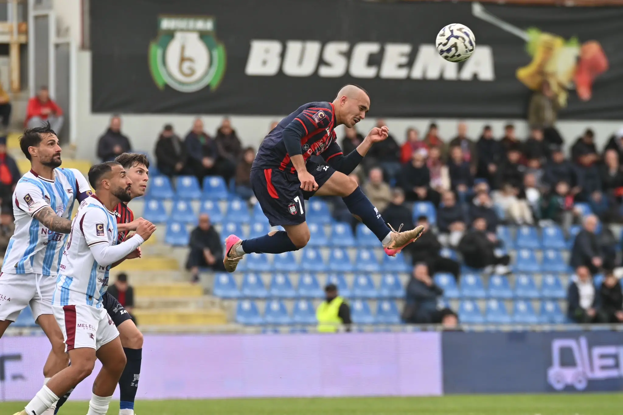 La Salernitana festeggia il terzo posto a Crotone,\u00A0decisivo Achik. I rossoblù\u00A0sprecano e cadono\u00A0allo Scida: 0-1\n